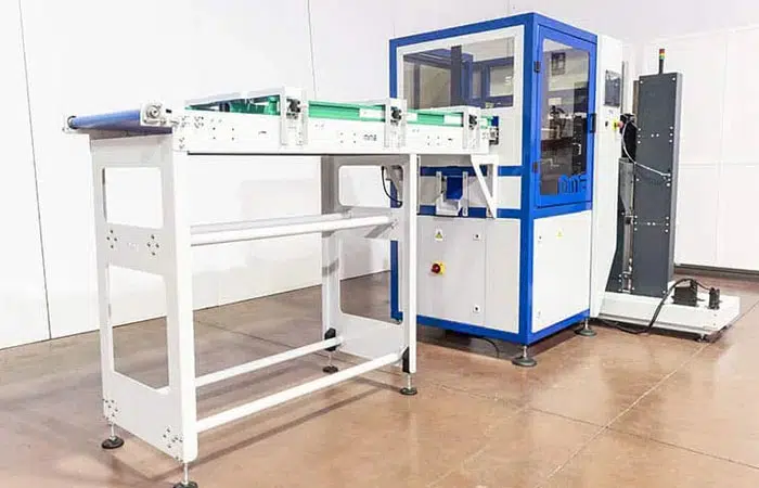 Sistema de agrupación y retractilado de productos